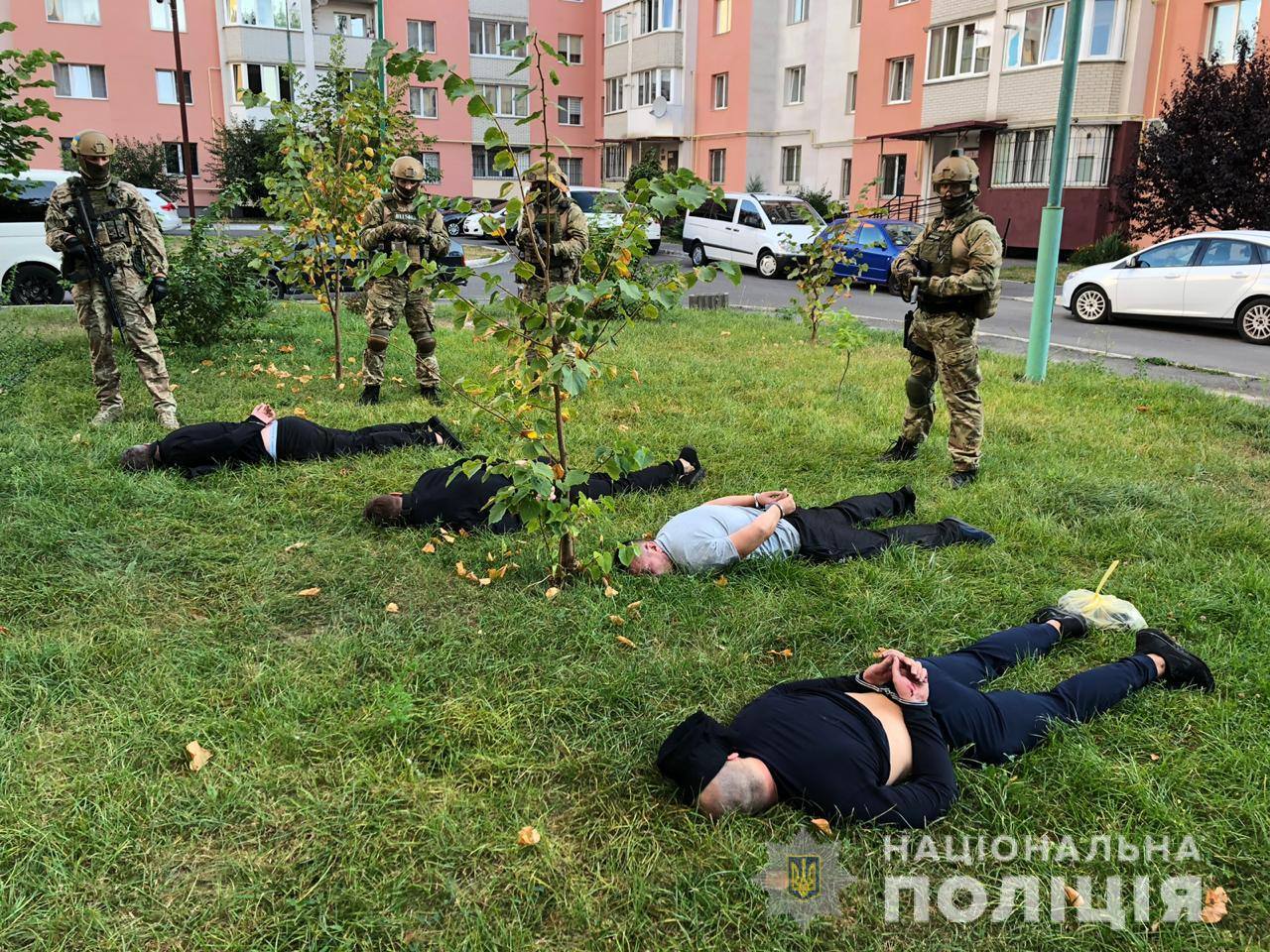 Угрожали расправой и обворовывали: В Киеве, Виннице и Черкасской области задержали банду с оружием