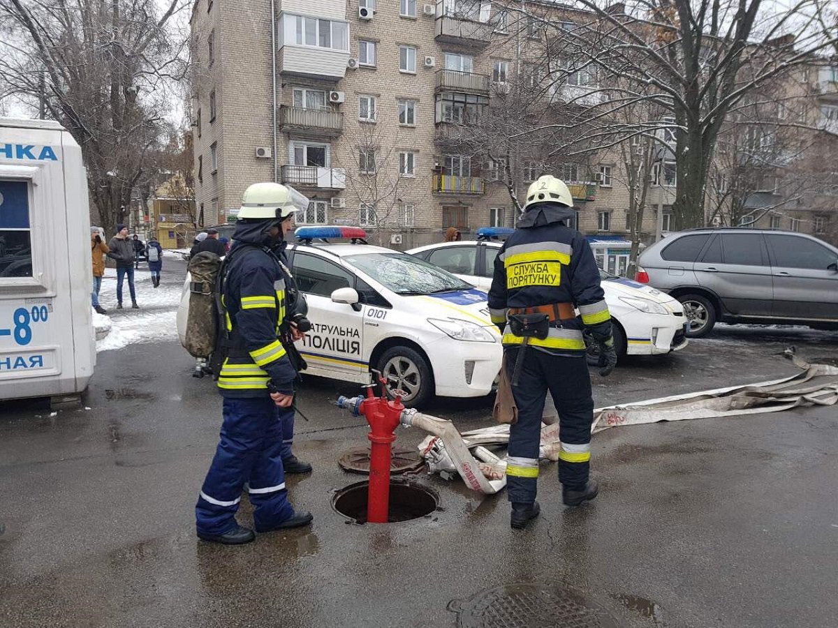 В Днепре происходят массовые беспорядки под офисом партии Укроп (фото, видео)