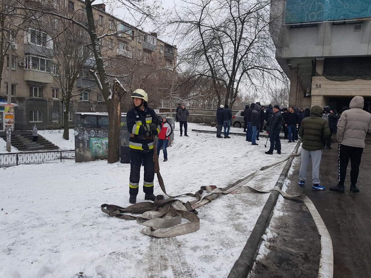 В Днепре происходят массовые беспорядки под офисом партии Укроп (фото, видео)