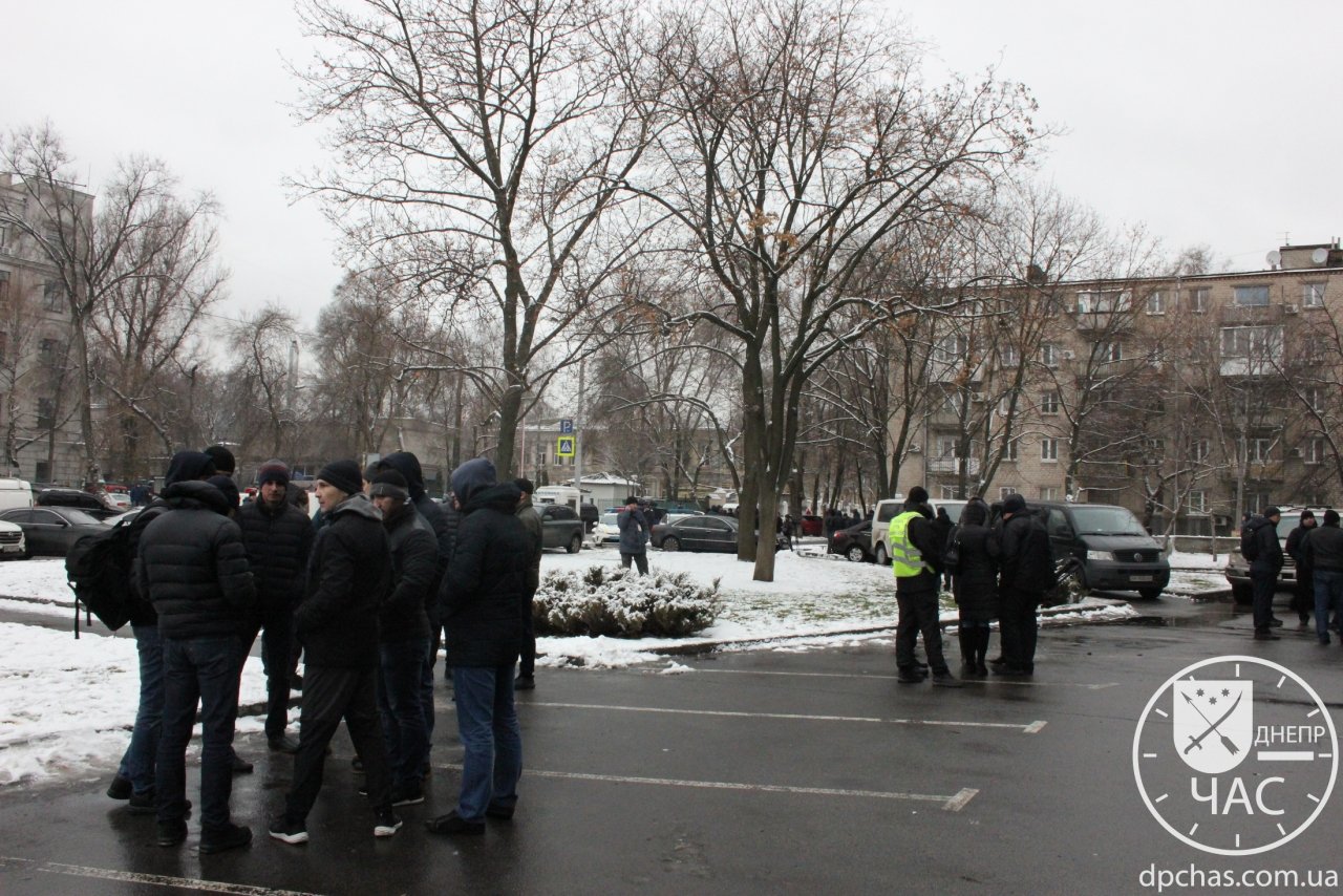 В Днепре происходят массовые беспорядки под офисом партии Укроп (фото, видео)