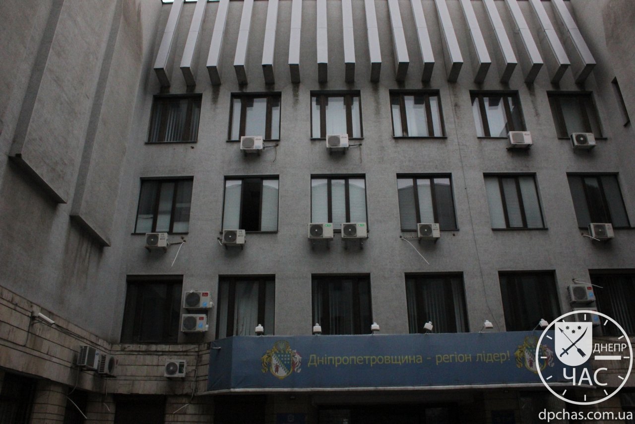 В Днепре происходят массовые беспорядки под офисом партии Укроп (фото, видео)