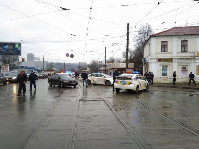 В Харькове мужчина захватил отделение Укрпочты, внутри есть люди