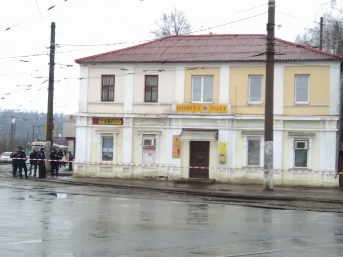 В Харькове мужчина захватил отделение Укрпочты, внутри есть люди