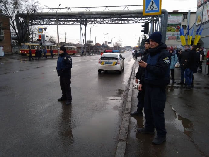 В Харькове мужчина захватил отделение Укрпочты, внутри есть люди