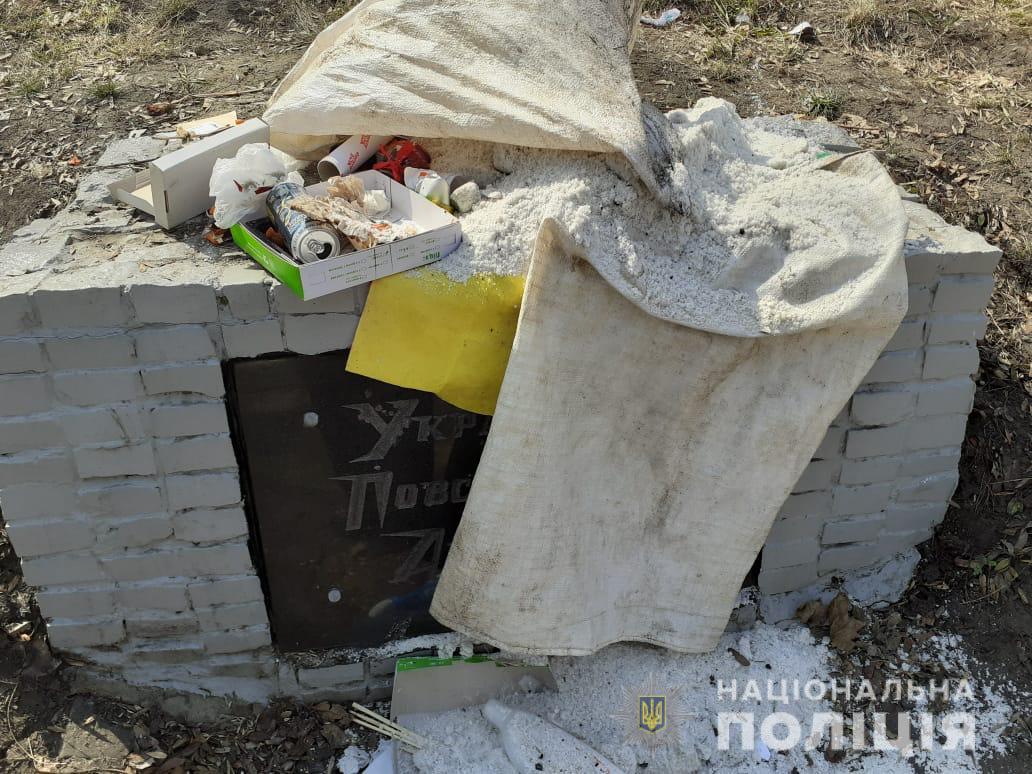 В Харькове забросали мусором памятник воинам УПА