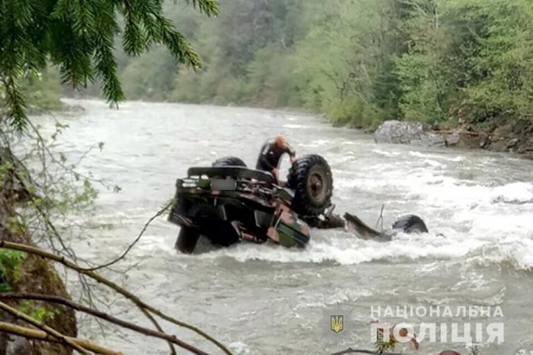 В Ивано-Франковской обл. грузовик с туристами сорвался с высоты в реку, есть погибшие и травмированные