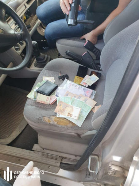 В Ивано-Франковской области начальник таможенного поста требовал 2,5 тыс. долл. за оформление ткани для роллет