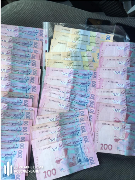В Ивано-Франковской области начальник таможенного поста требовал 2,5 тыс. долл. за оформление ткани для роллет