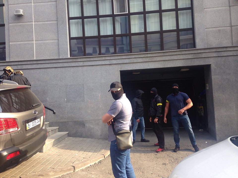 В Киеве группа мужчин в темной одежде пыталась захватить здание на Воздвиженке, 18 человек задержаны