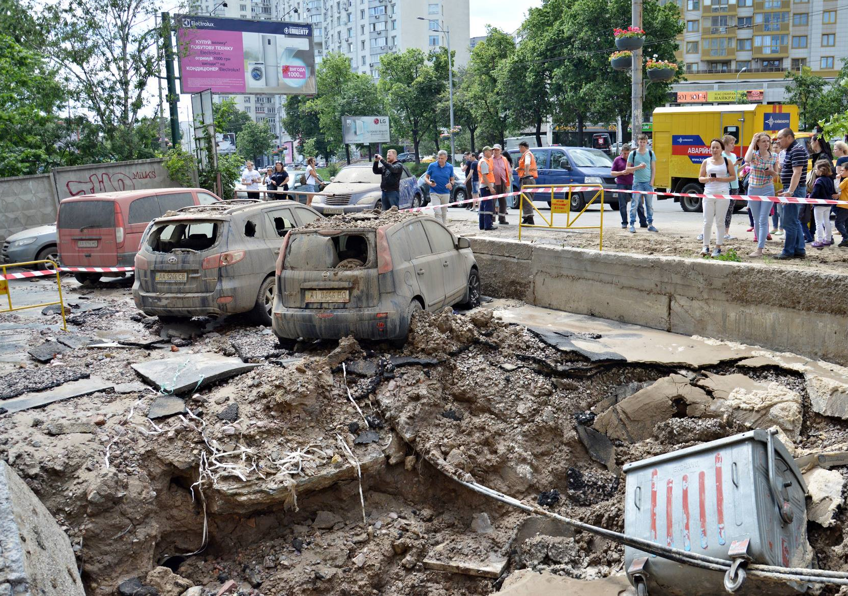 В Киеве на пр. Голосеевском прорвало трубу, фонтан воды достиг 7-го этажа