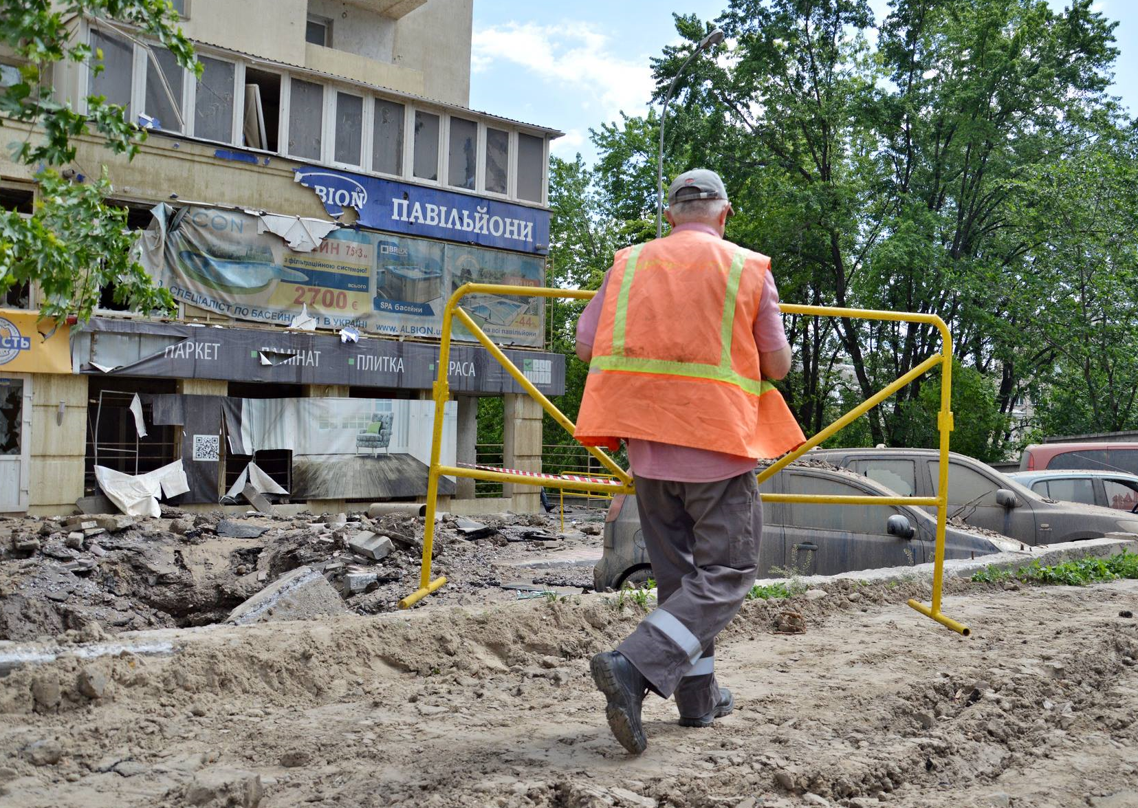 В Киеве на пр. Голосеевском прорвало трубу, фонтан воды достиг 7-го этажа