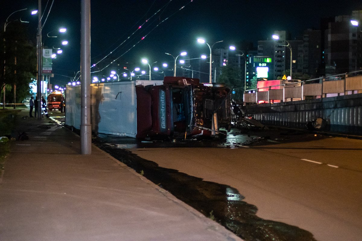 В Киеве на Теремках фура снесла столбы и упала с моста