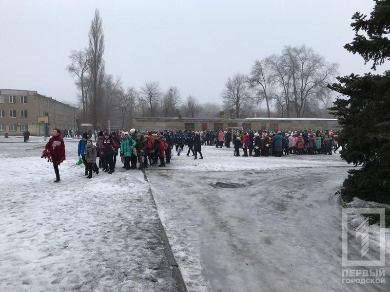 В Кривом Роге из-за сообщения о минировании шести школ эвакуировали почти 5 тыс. человек