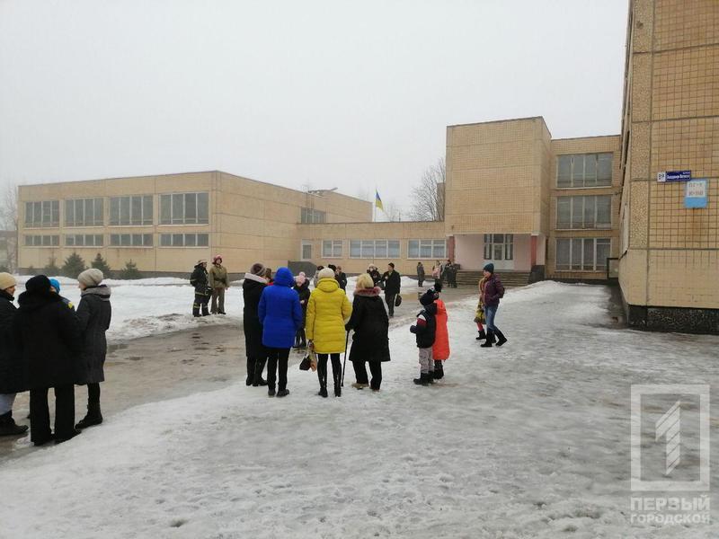 В Кривом Роге из-за сообщения о минировании шести школ эвакуировали почти 5 тыс. человек