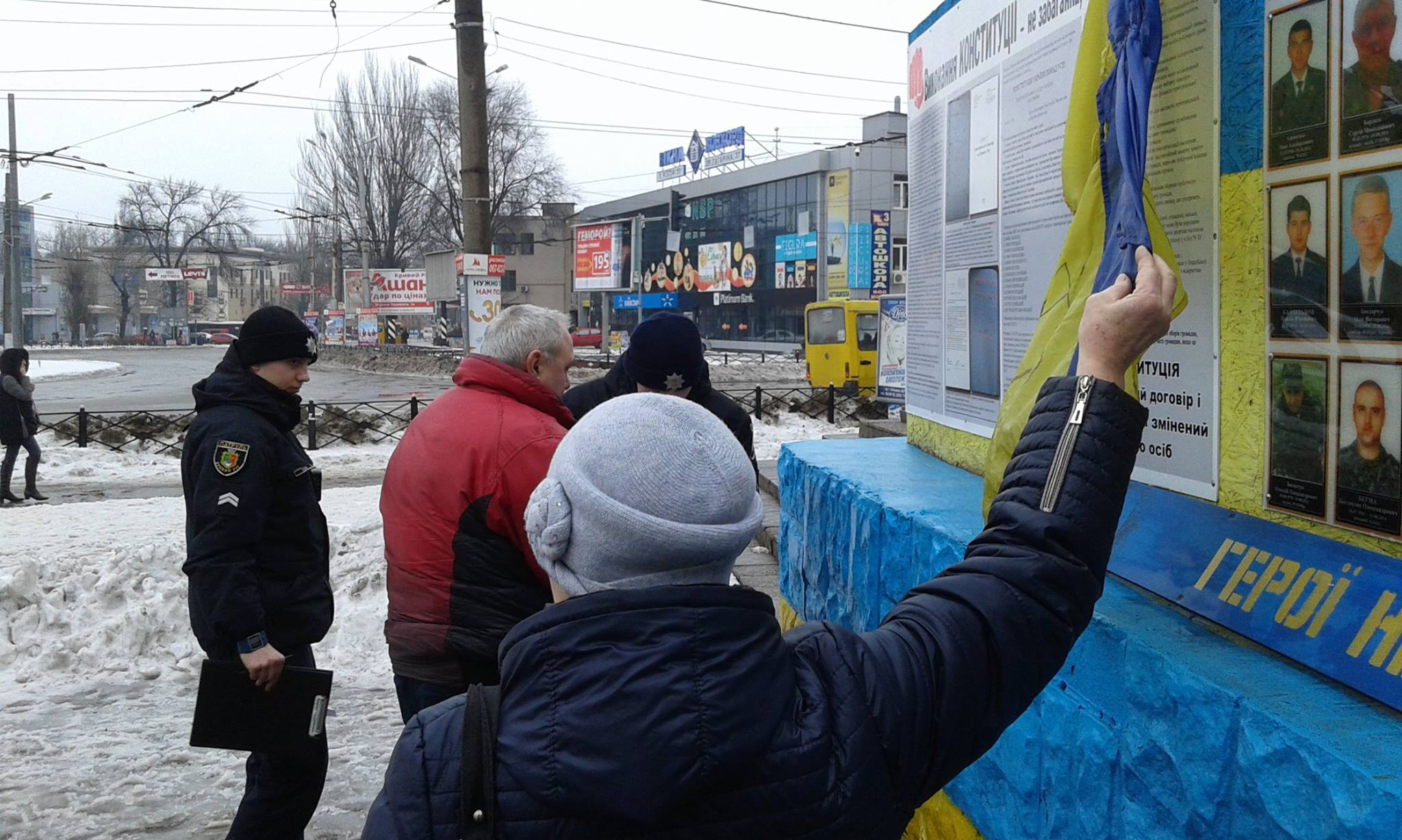 В Кривом Роге неизвестные вандалы сожгли флаг Украины