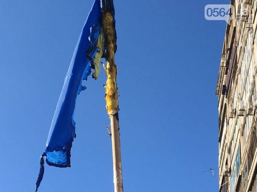 В Кривом Роге неизвестные вандалы вновь сожгли украинский флаг около стеллы погибших Героев АТО