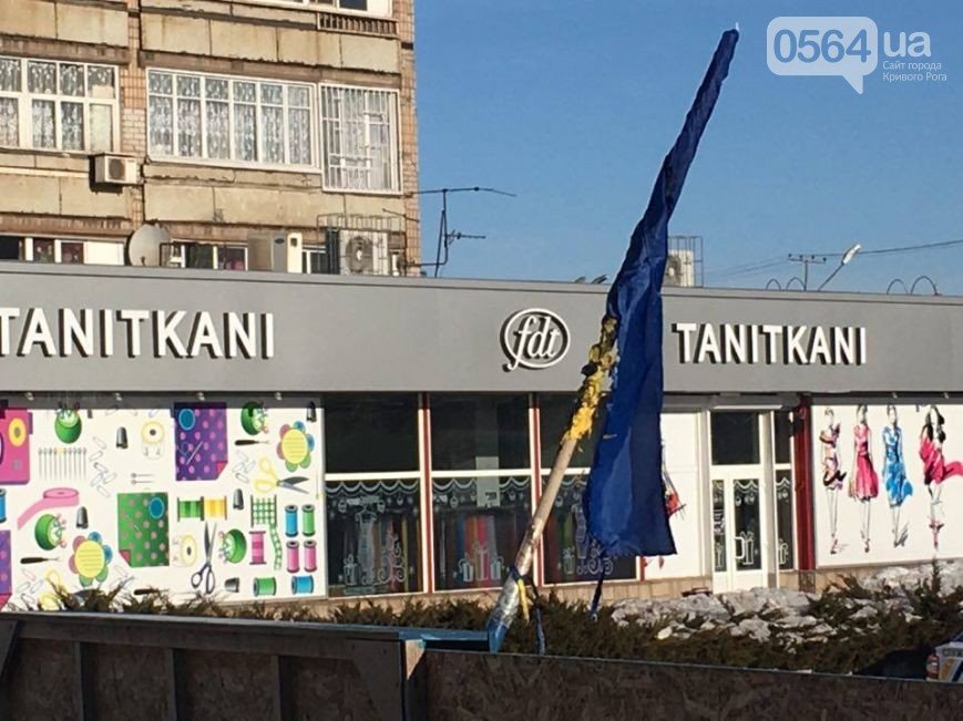 В Кривом Роге неизвестные вандалы вновь сожгли украинский флаг около стеллы погибших Героев АТО