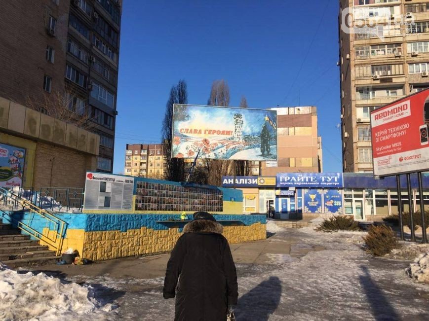 В Кривом Роге неизвестные вандалы вновь сожгли украинский флаг около стеллы погибших Героев АТО