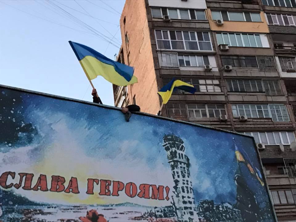 В Кривом Роге неизвестные вандалы вновь сожгли украинский флаг около стеллы погибших Героев АТО