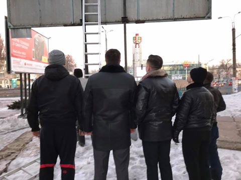 В Кривом Роге неизвестные вандалы вновь сожгли украинский флаг около стеллы погибших Героев АТО