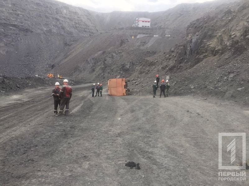 В Кривом Роге перевернулся КамАЗ с работниками Кривбассвзрывпрома, четыре человека травмированы