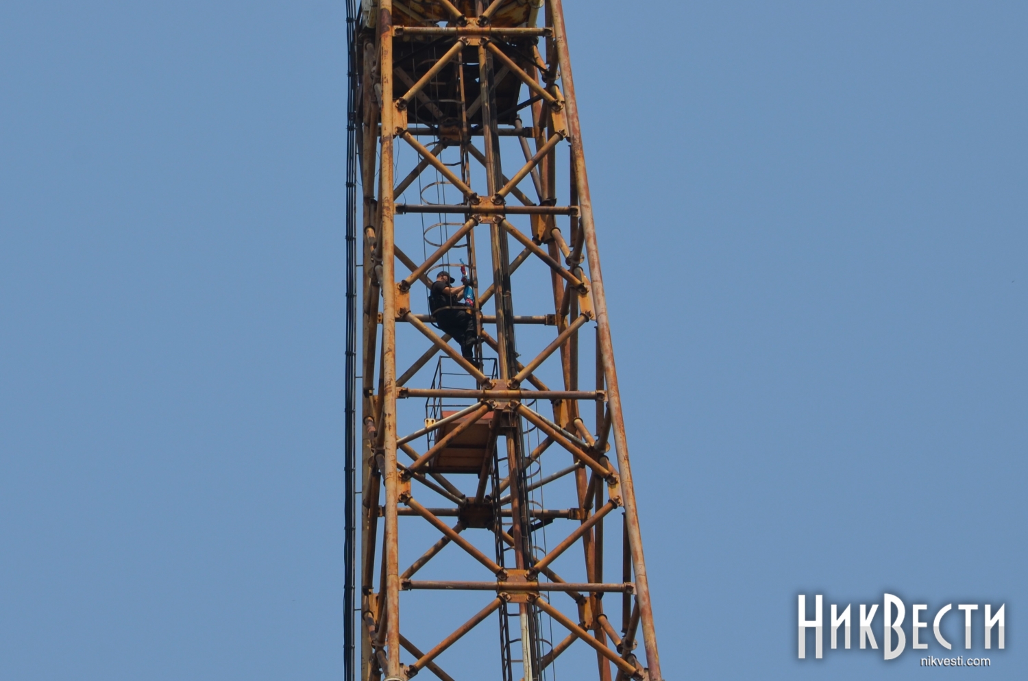 В Николаеве неизвестные установили на телевышке флаг Новороссии и сообщили о ее минировании