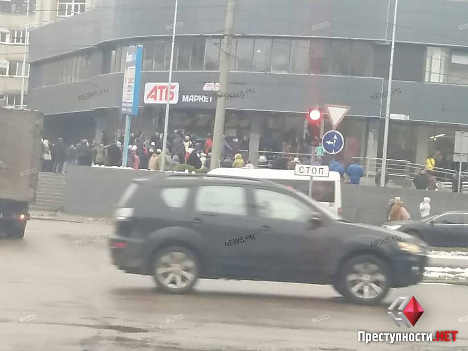 В Николаеве во время открытия супермаркета посетители сорвали красную ленту и ворвались в помещение (видео)