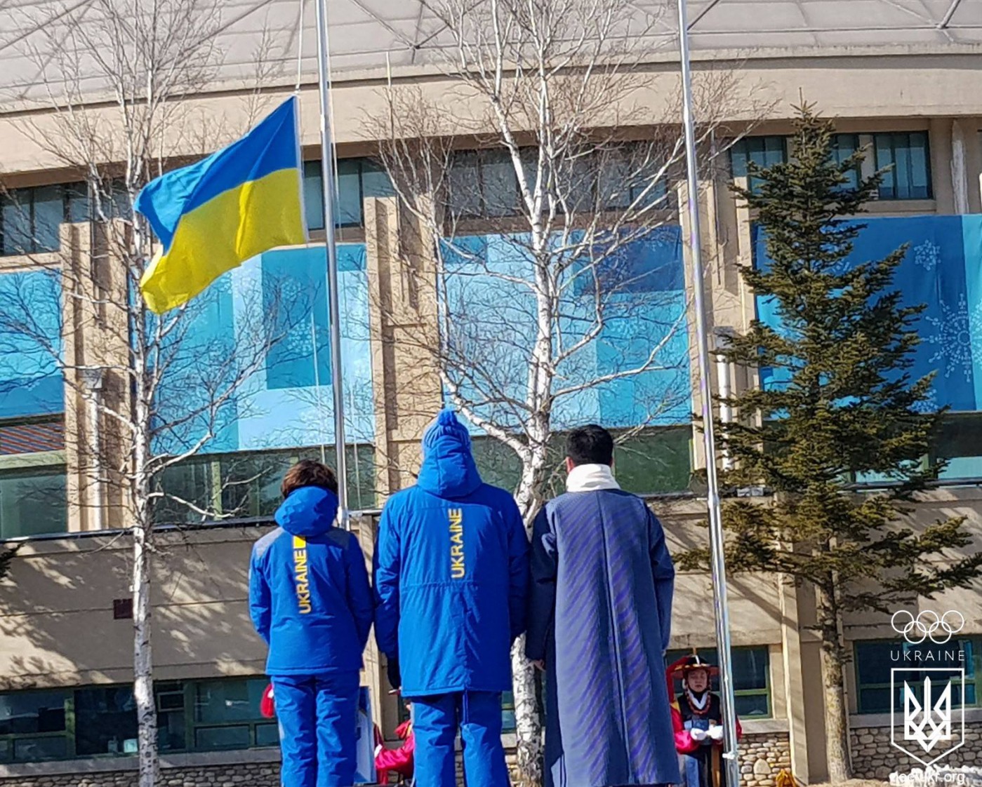 В Олимпийском поселке Пхенчхана торжественно подняли флаг Украины