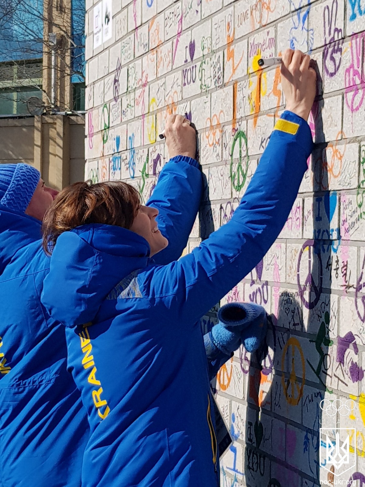 В Олимпийском поселке Пхенчхана торжественно подняли флаг Украины