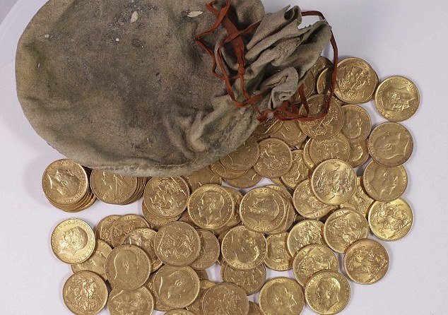 В Великобритании в сломанном пианино нашли несколько десятков старинных золотых монет