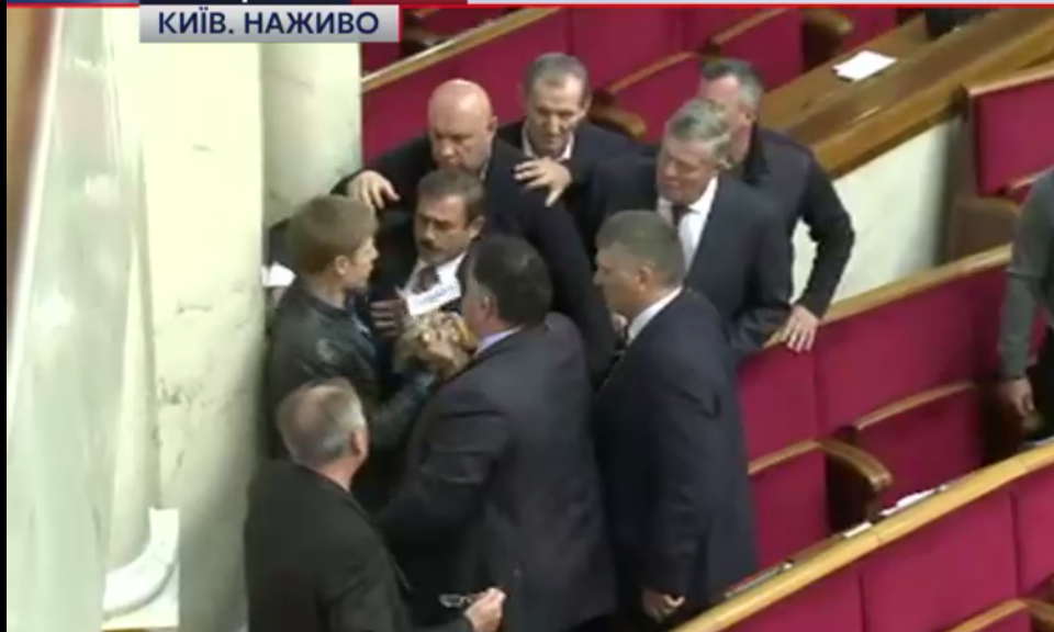 В зале Рады произошла потасовка между Гончаренко и нардепами от Оппоблока