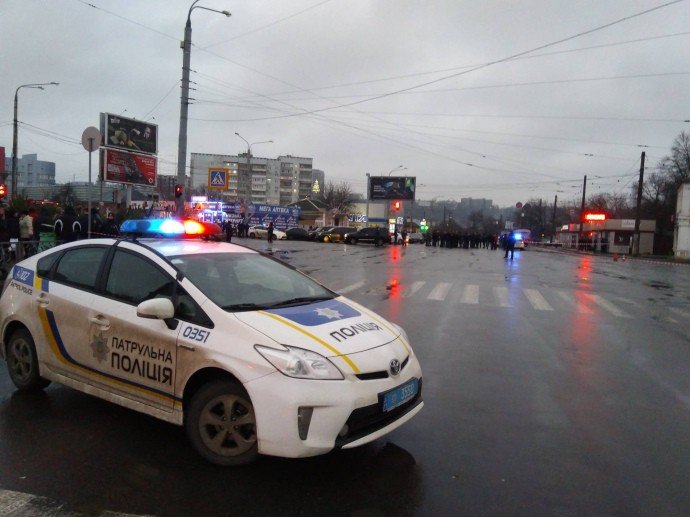 Захвативший отделение Укрпочты в Харькове человек взял в заложники 9 взрослых и двоих детей, - полиция