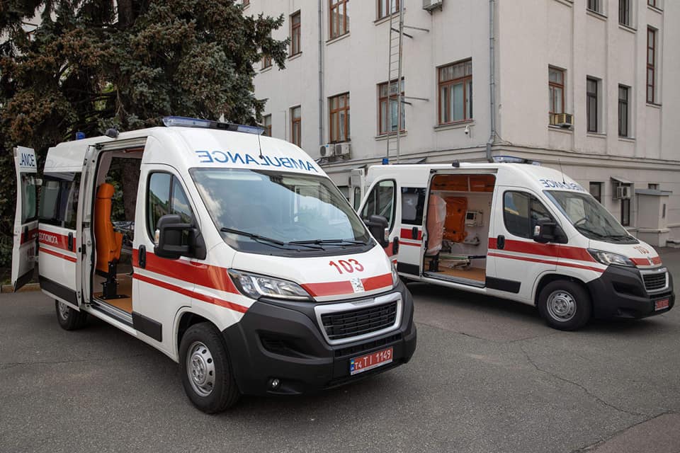 Зеленский анонсировал передачу детским региональным больницам 200 новых машин скорой помощи