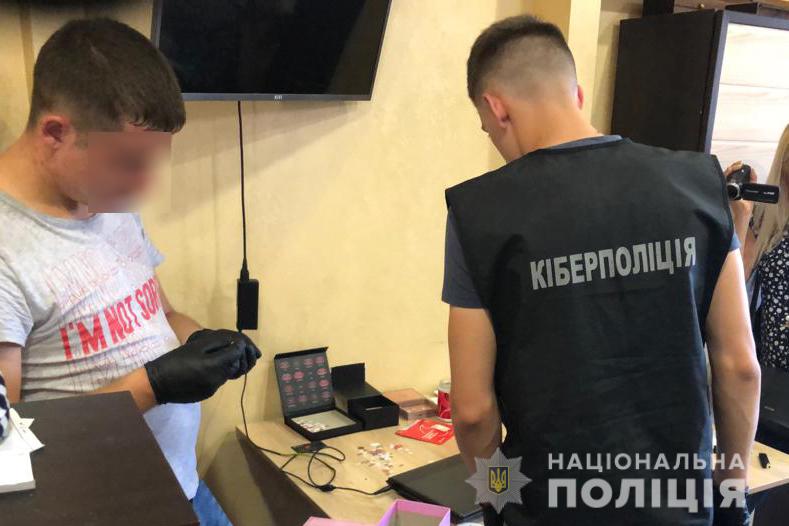 Женщина из Кривого Рога организовала схему, благодаря которой с банковских карточек украинцев удалось похитить 1,5 млн гривен