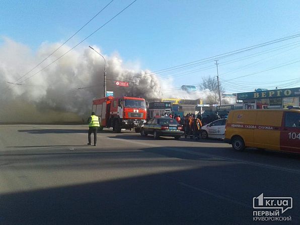 Жуткие кадры: В Кривом Роге горят склады возле рынка