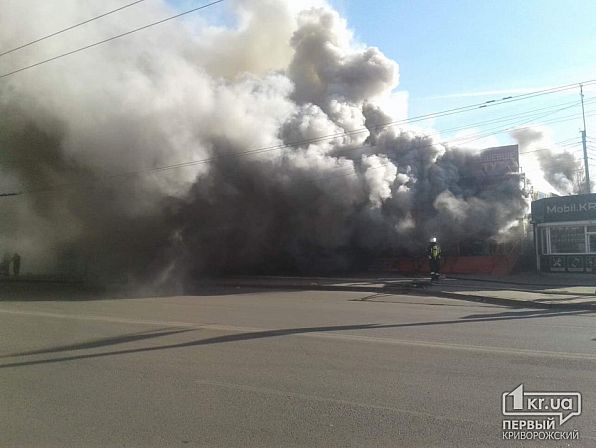 Жуткие кадры: В Кривом Роге горят склады возле рынка