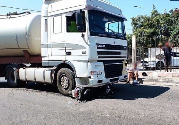 В Одессе мопед попал под колеса грузовика: пассажир погиб, водитель пострадал 