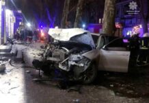 Ночью в центре Одессы пьяный водитель на BMW устроил ДТП и снес два столба. Фото