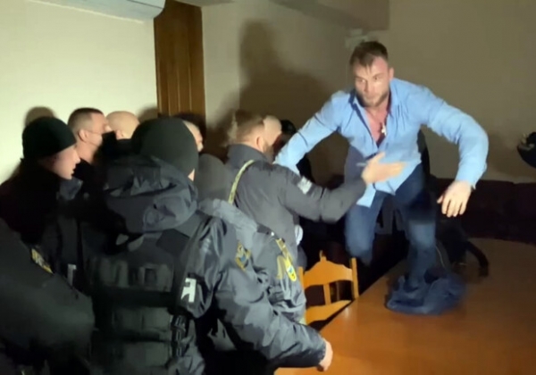 Нардеп устроил драку и бегал по столам в Одесском горсовете: пострадали трое (видео)