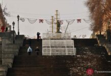 Лучше поздно, чем никогда: у Дюка монтируют светящиеся инсталляции за 1,4 миллиона. Фото