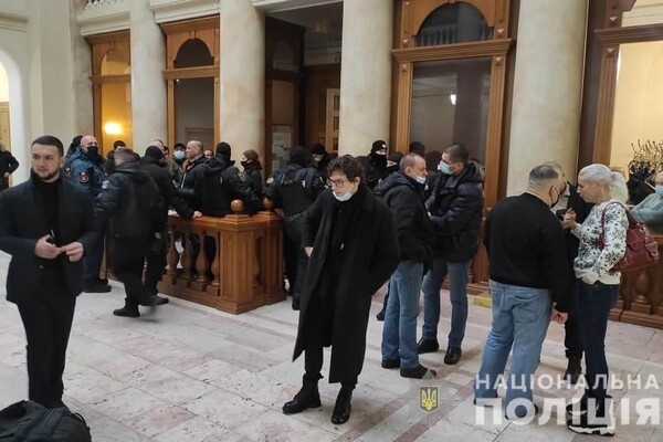 Нардеп устроил драку и бегал по столам в Одесском горсовете: пострадали трое (видео)