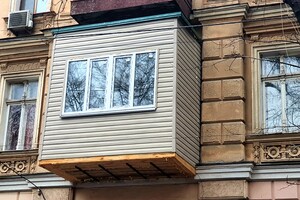 На памятнике архитектуры в Одессе появился балкон-скворечник из вагонки