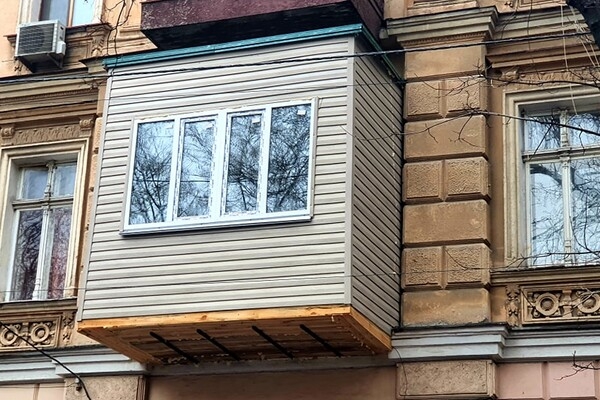 На памятнике архитектуры в Одессе появился балкон-скворечник из вагонки