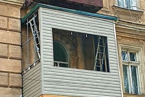 На памятнике архитектуры в Одессе появился балкон-скворечник из вагонки