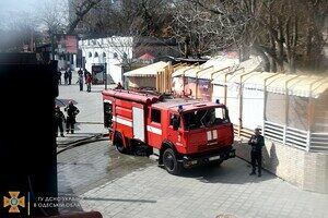 В Аркадии загорелся ресторан "Реберня" В Аркадии загорелся ресторан "Реберня"
