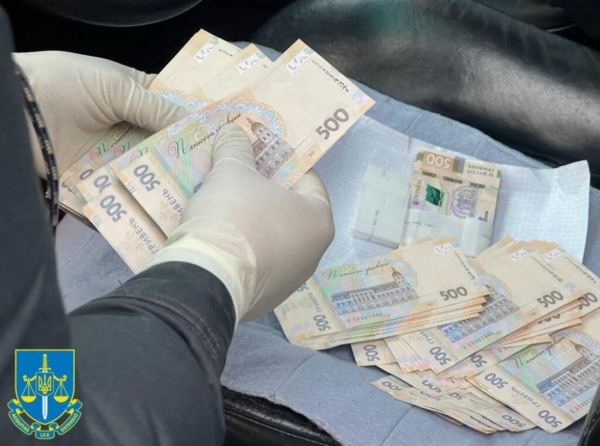 Под Львовом и.о. мэра требовал от волонтера 100 тысяч грн с автобуса с гуманитаркой