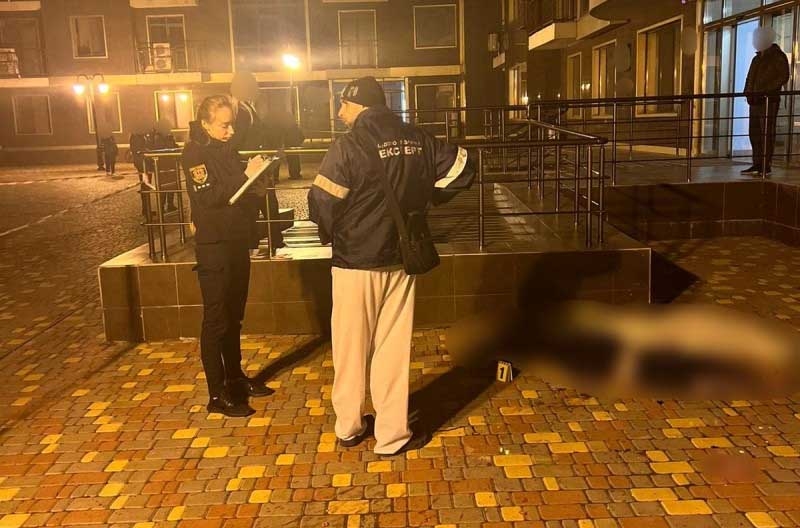 Трагедія в Одесі: мати з маленькою донькою випали з балкона на 16-му поверсі