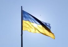 В Одессе мужчина сорвал с фасада флаг Украины: им заинтересовалась полиция