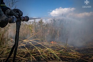 В Одессе на Хаджибейской дороге на полях горело более одного гектара: cпасатели заметили смерч 