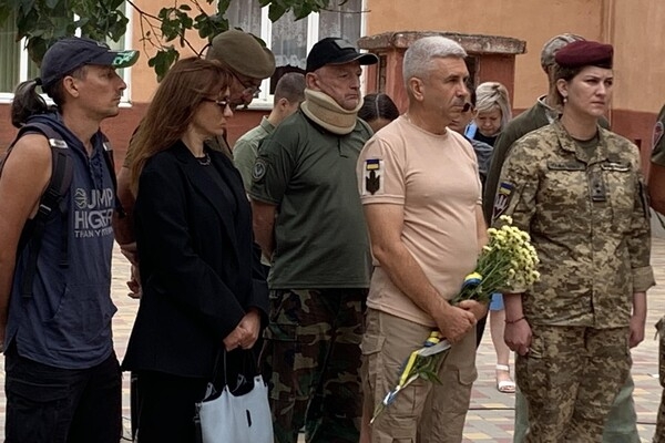 В Одессе открыли меморальную доску защитнику Игорю Дубинину